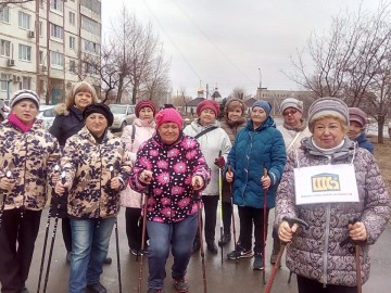 Занятия по скандинавской ходьбе в 8 округе города Волжского.