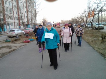 Занятия по скандинавской ходьбе в 8 округе города Волжского.