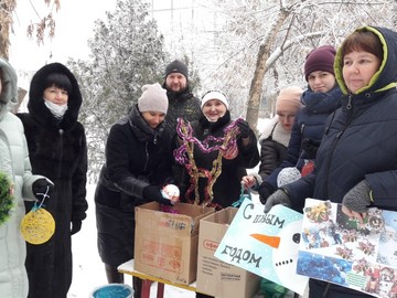 Новогодние подарки и ожидание новогоднего праздника.